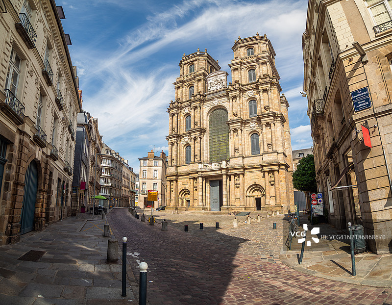 从鹅卵石广场俯瞰罗马天主教雷恩大教堂（圣彼得大教堂 - Cathédrale Saint-Pierre de Rennes），白天时广场空无一人，位于伊勒-维莱讷 - 布列塔尼（西法兰西）。图片素材
