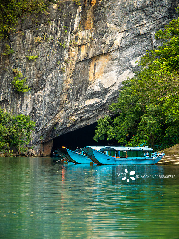 丰牙洞的入口洞穴景观，河流、碧绿色的水、小型旅游划船和码头，丰牙-凯邦国家公园（Phong Nha-Kẻ Bàng） - 广平省 - 北越。图片素材