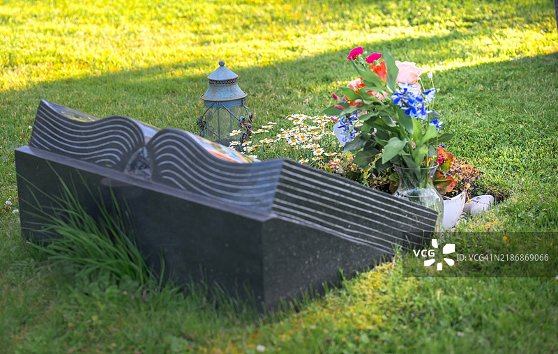 形状像书的墓碑图片素材