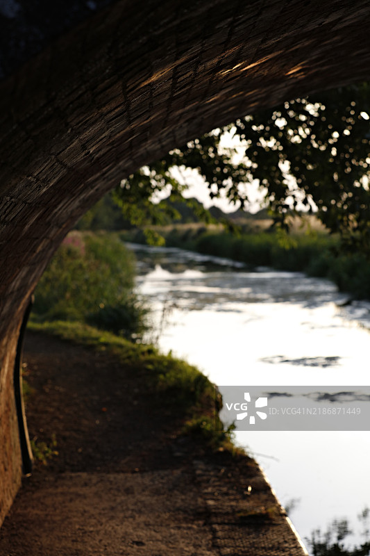 桥沃特和汤顿运河的黄昏光线与日落图片素材