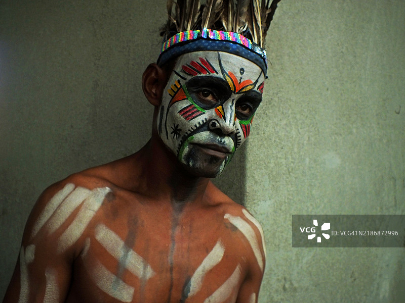 年轻人表演喷火的肖像图片素材