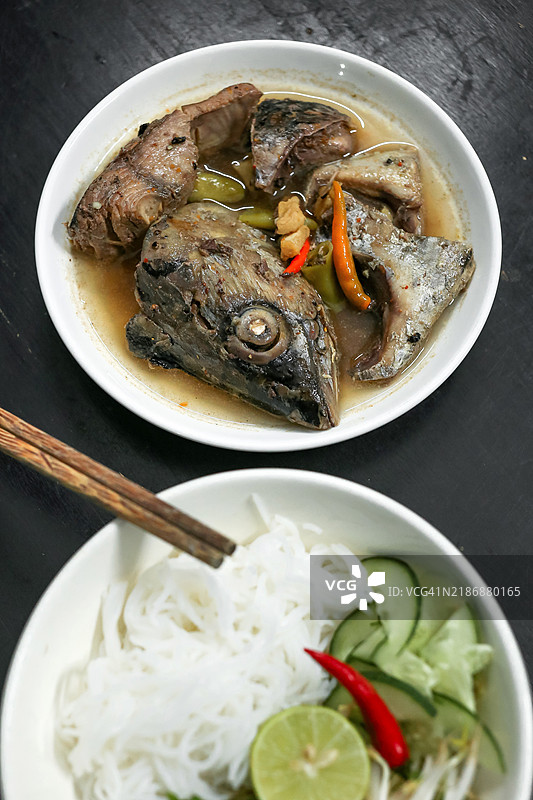 越南炖金枪鱼头配米粉和生蔬菜图片素材
