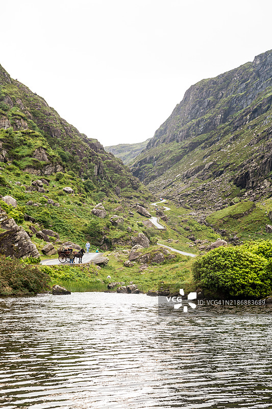 在爱尔兰凯里郡的邓洛峡谷中的旅行马车图片素材