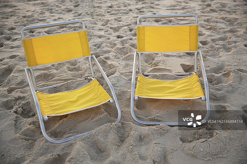 空荡荡的沙滩椅，复古沙滩度假，怀旧沙滩椅图片素材