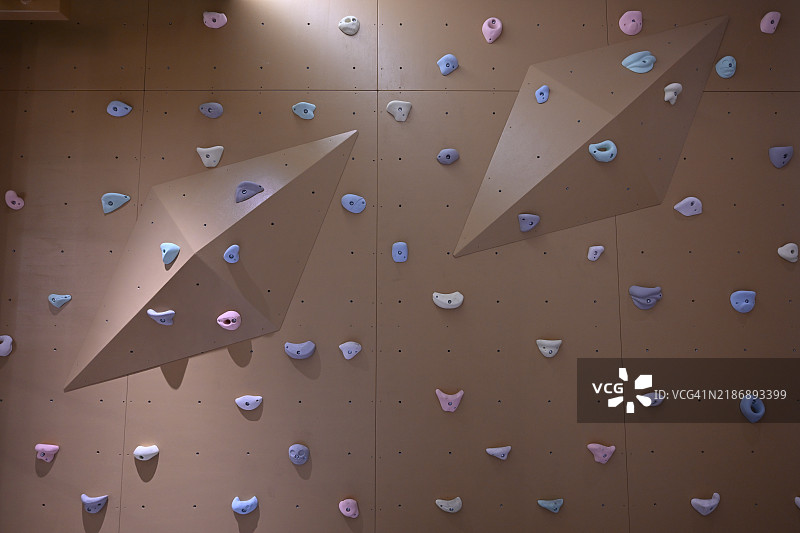 室内地下室攀岩墙图片素材