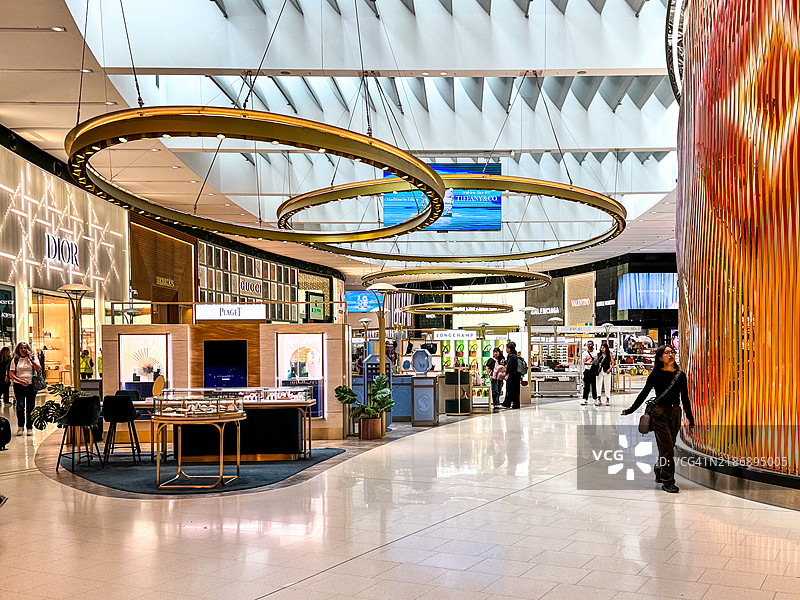 人们在悉尼机场的免税区购物和移动图片素材
