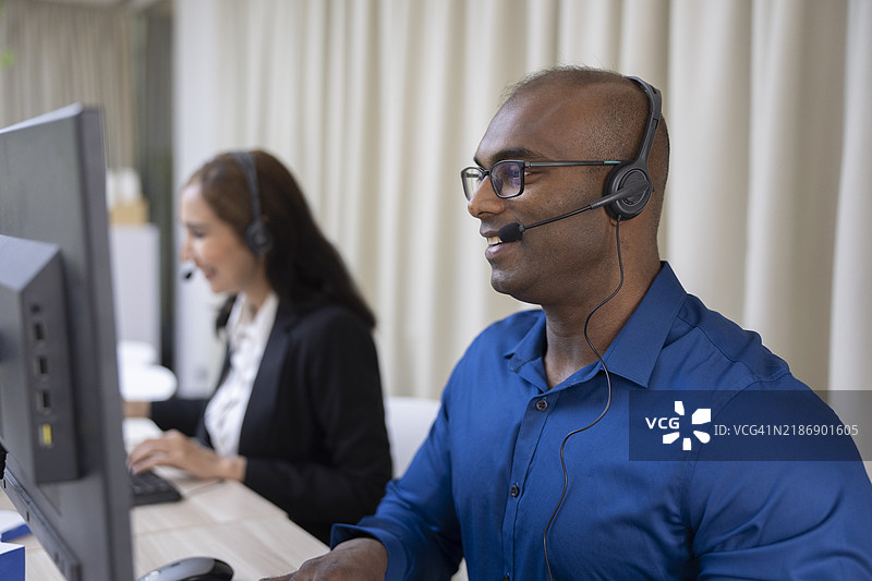 印度男性呼叫中心工作人员图片素材