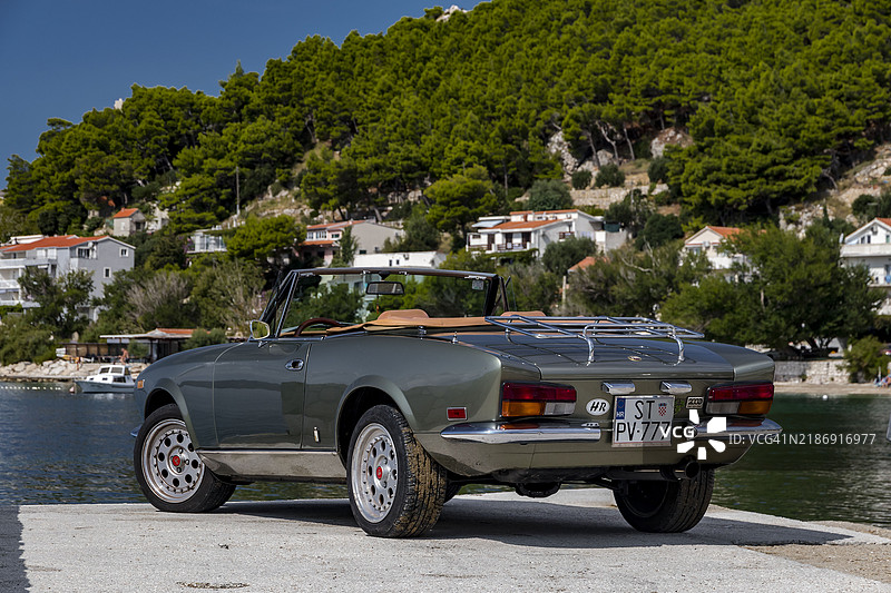 经典菲亚特蜘蛛车图片素材