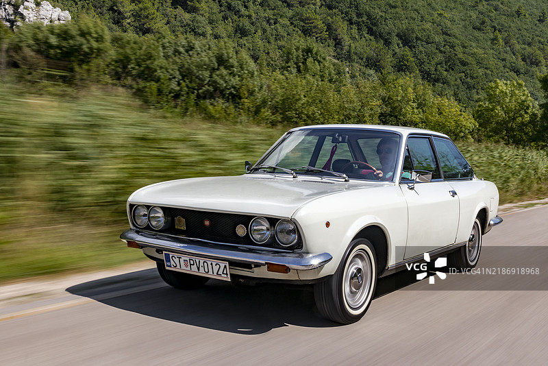 经典菲亚特124运动轿跑图片素材