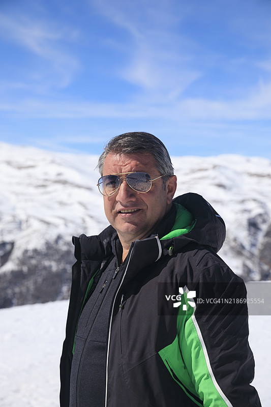 快乐的滑雪者在阳光明媚的意大利多洛米蒂超级滑雪度假村享受滑雪旅行。图片素材