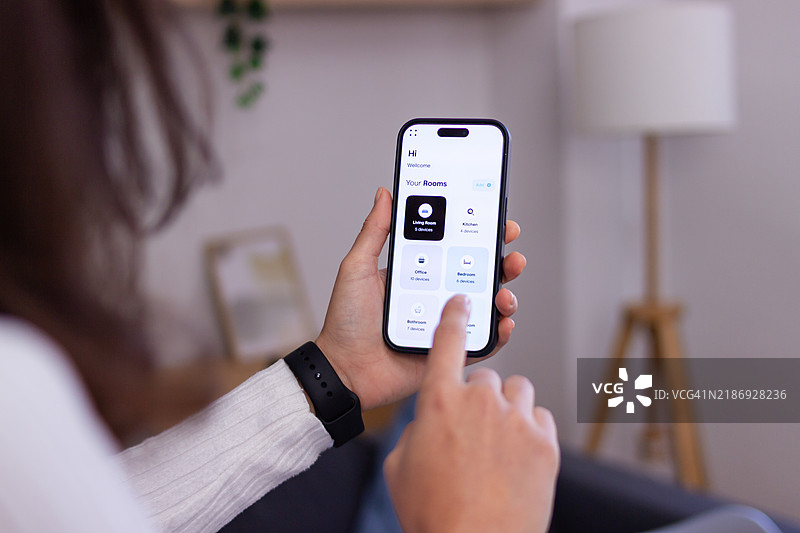 女性通过移动应用管理智能家居设备图片素材