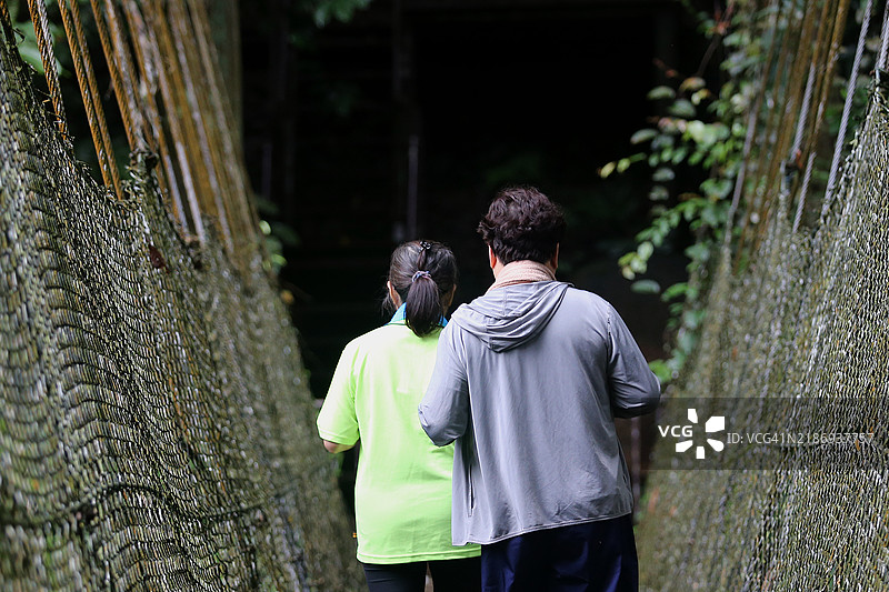 徒步旅行，享受大自然图片素材