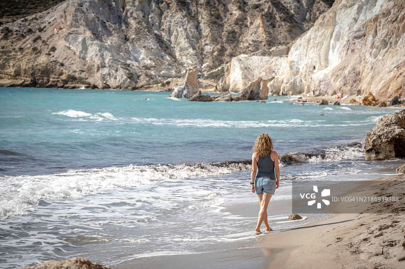 女人在希腊米洛斯的Firiplaka海滩享受夏季假期图片素材