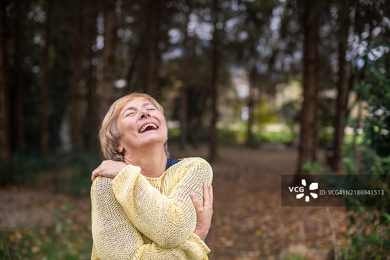 户外老年女性肖像图片素材