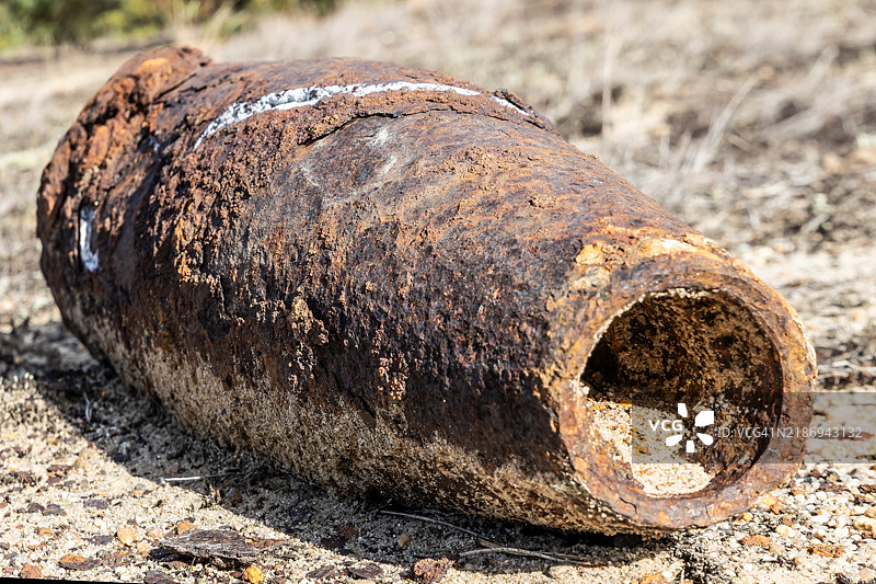 生锈的大旧炸弹图片素材