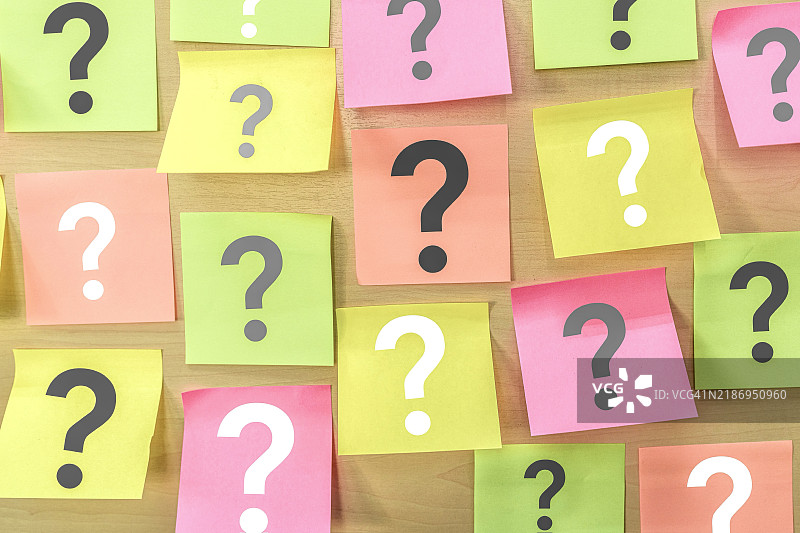 木墙上的纸条上有一个问号符号的特写图像图片素材