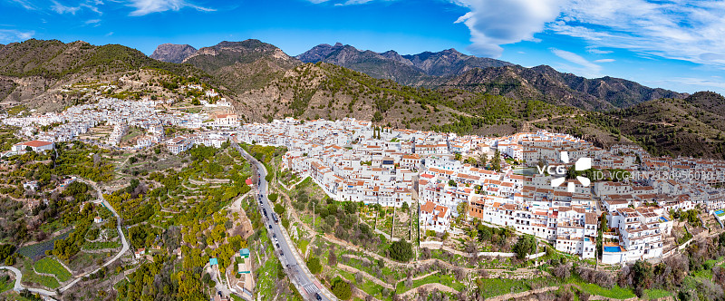 马拉加的弗里希利亚纳白色村庄，安达卢西亚西班牙的空中俯瞰天际线图片素材