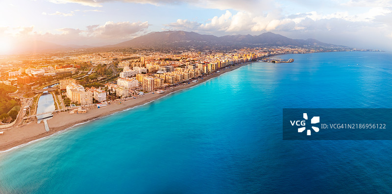 马拉加的富恩吉罗拉海滩日落，位于安达卢西亚西班牙的地中海沿岸。图片素材