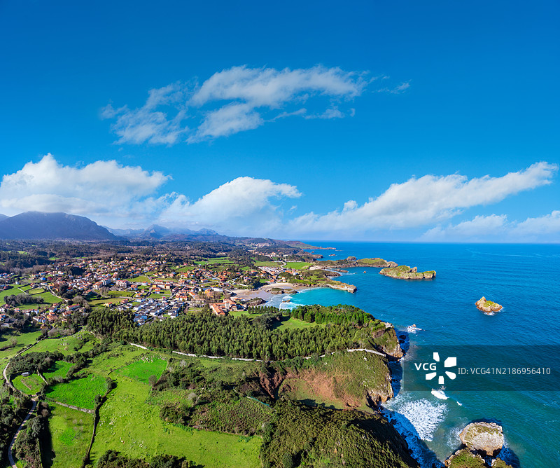 西班牙阿斯图里亚斯的塞洛里奥村庄天际线和海滩的无人机航拍视角图片素材