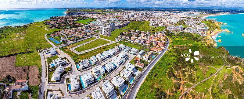 阿尔加维，葡萄牙的拉各斯海滩和城市天际线，航拍视角图片素材