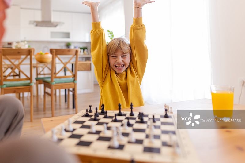 未来的冠军：孩子庆祝国际象棋胜利图片素材