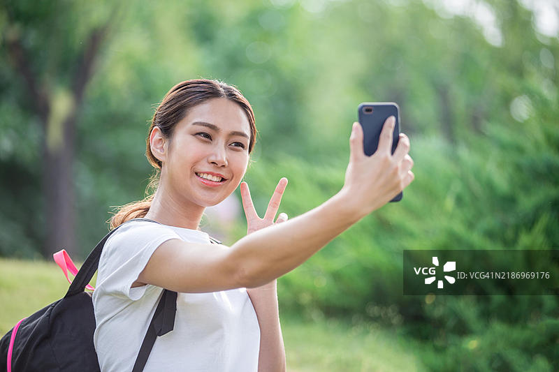 亚洲女性在公园自拍图片素材