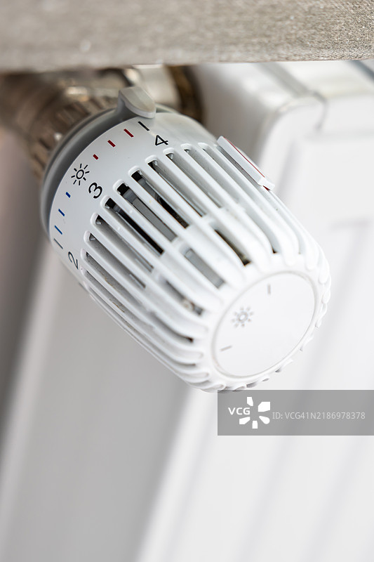 现代恒温器安装在加热器上图片素材