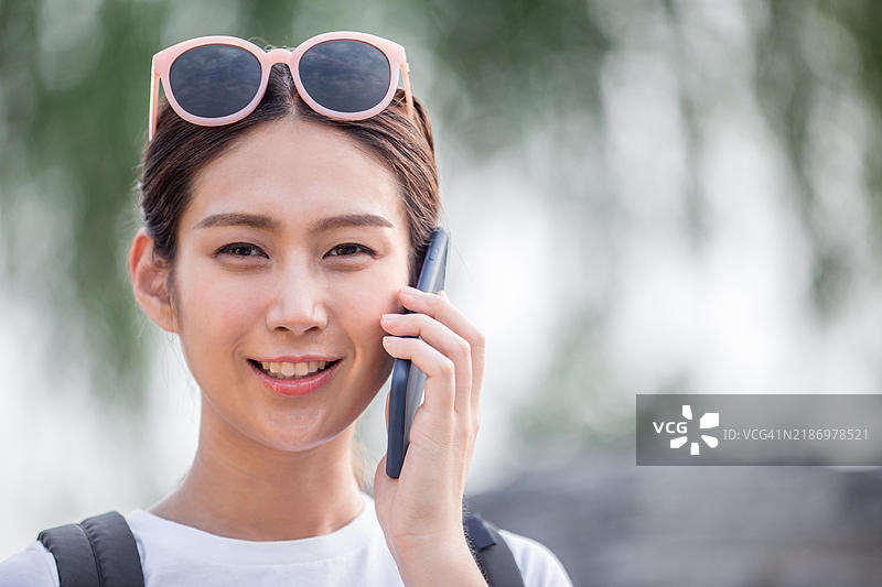 一位年轻女性正在打电话图片素材