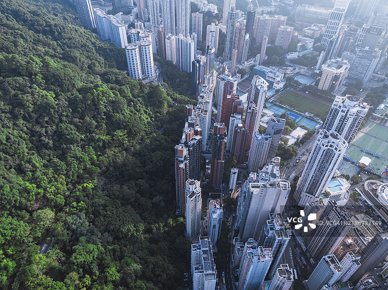 香港山边的豪华住宅公寓大楼图片素材