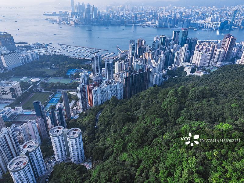 香港山边的豪华住宅公寓大楼图片素材