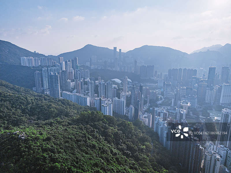 香港山边的豪华住宅公寓大楼图片素材