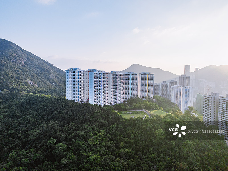 香港山边的豪华住宅公寓大楼图片素材