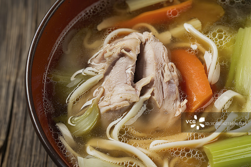 一碗鸡肉面条蔬菜汤的中景拍摄图片素材