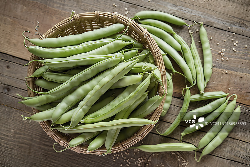 从上方拍摄的装满新鲜绿色法国豆的篮子图片素材