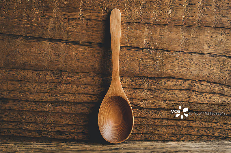 一把木勺放在木质背景上图片素材