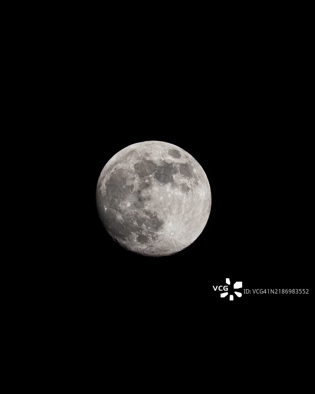 夜空中清晰的满月景观，印度北方邦阿约提亚图片素材