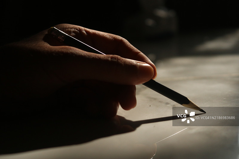 裁剪的手在纸上书写图片素材