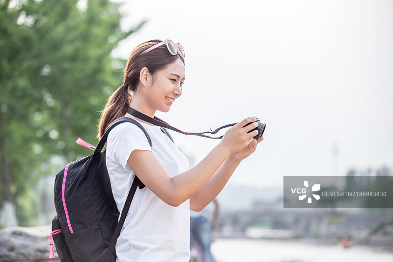 亚洲女性用数码相机拍照图片素材