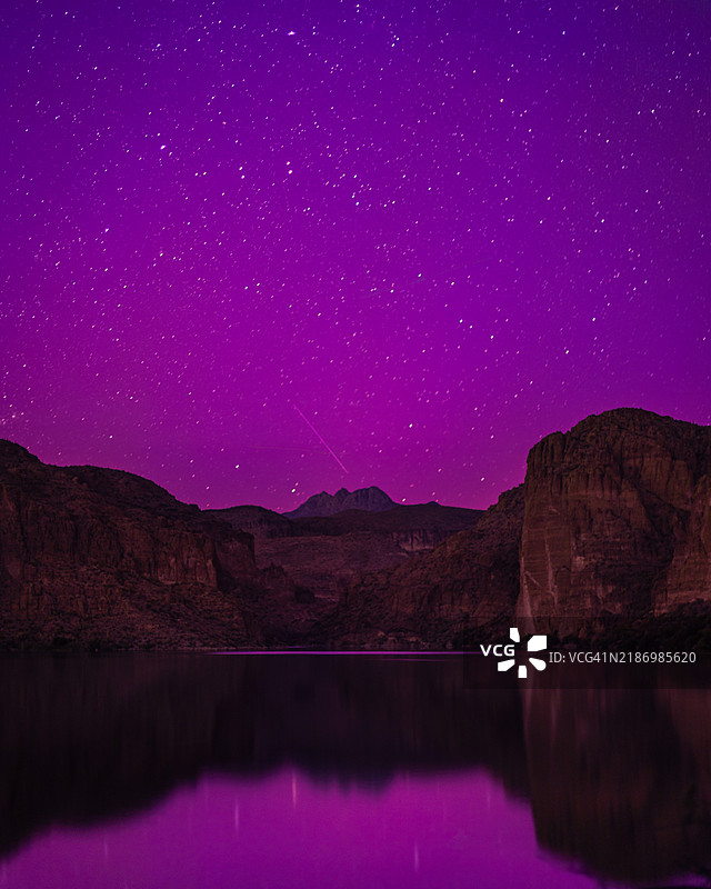 夜空下湖泊的美丽景色，阿帕奇小道，美国图片素材