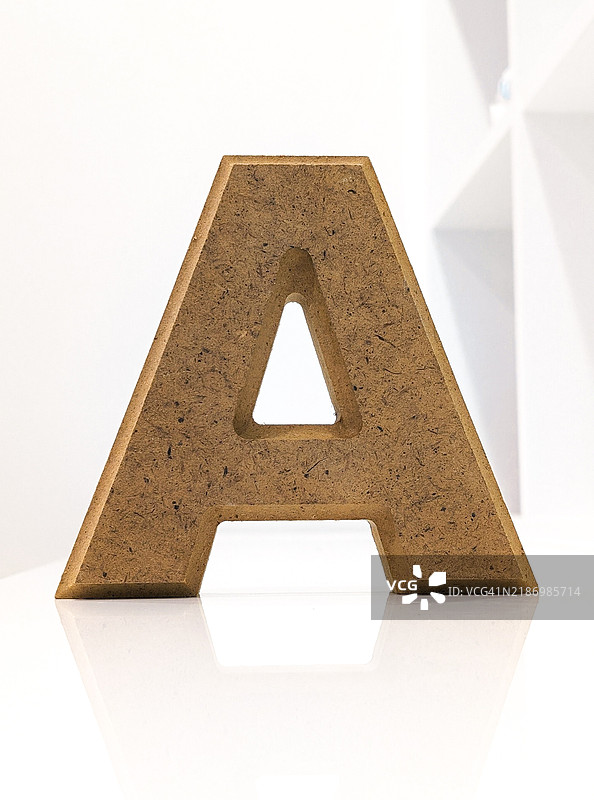 白色背景上的字母e特写图片素材