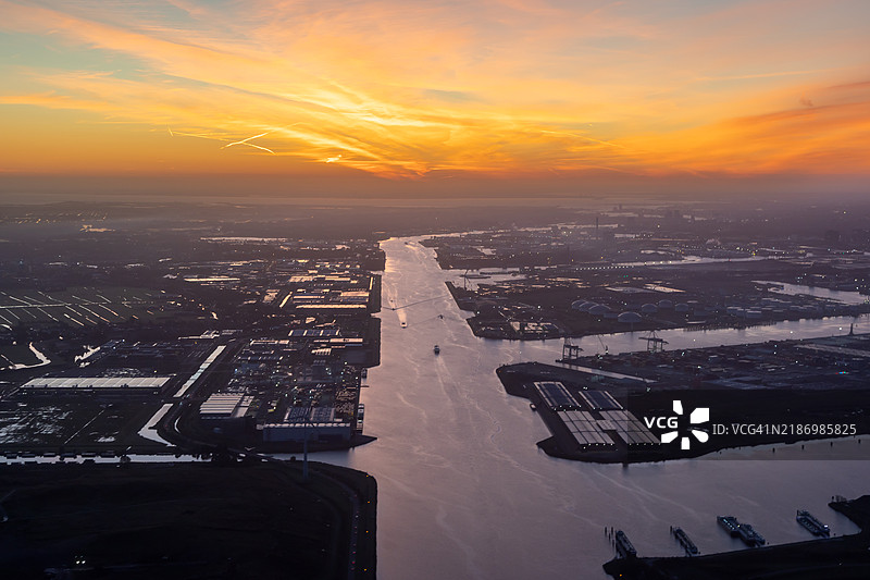 阿姆斯特丹郊外日出时分的运河与港口的鸟瞰图图片素材