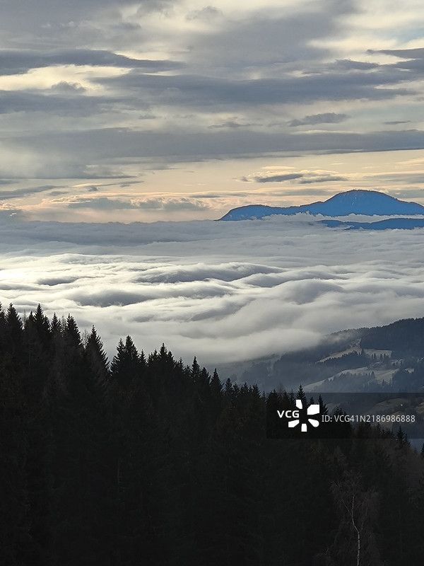 日落时分，天空映衬下的山脉美景图片素材