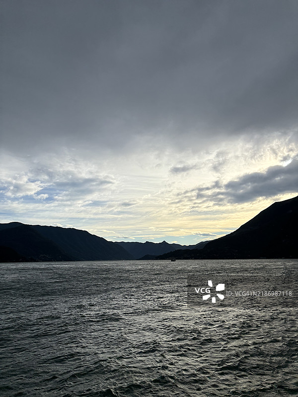 意大利伦巴第的海景与多云的天空图片素材