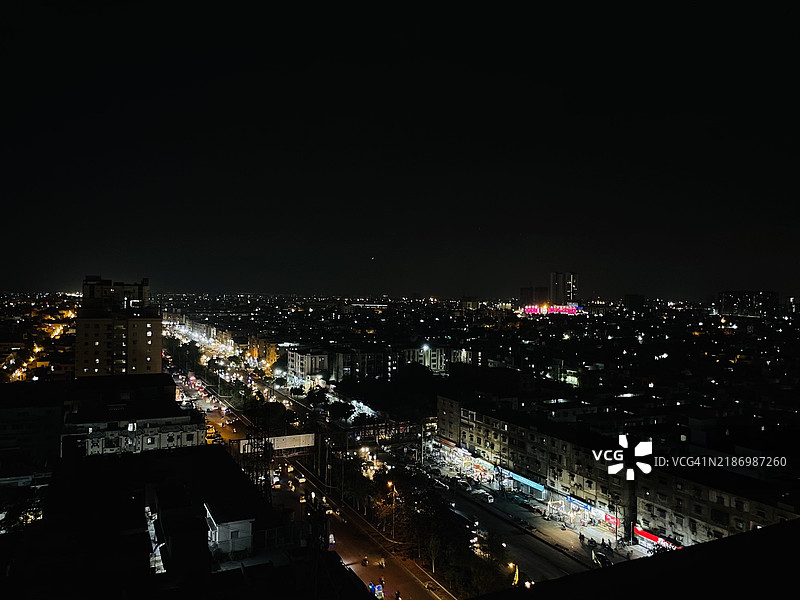 夜间高角度俯瞰照亮的建筑，卡拉奇，信德，巴基斯坦图片素材