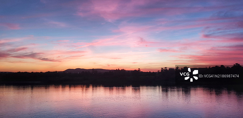 埃及尼罗河在日落时分的美丽景色与天空相映成趣图片素材