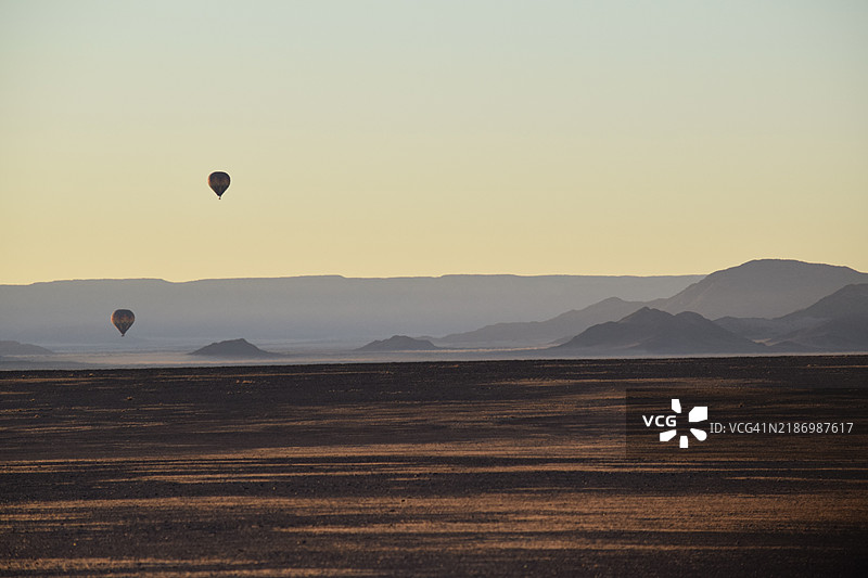 日落时分，热气球在天空中的美丽景色图片素材