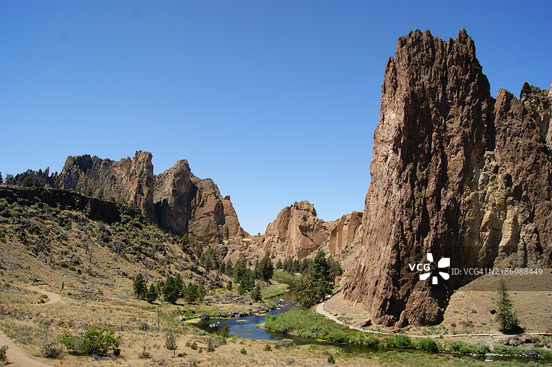 清澈蓝天下的岩石山脉全景，德舒特县，俄勒冈州，美国图片素材
