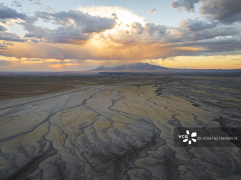 夏季的一天，来自无人机的美丽沙漠区域全景鸟瞰图，位于美国犹他州汉克斯维尔附近的工厂布特。图片素材