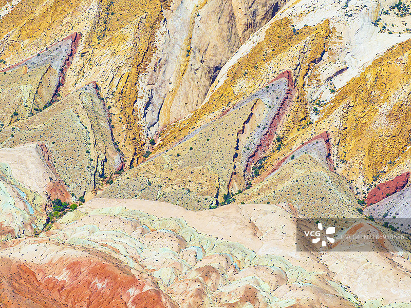 夏季的一天，位于美国犹他州汉克斯维尔的戈布林州立公园附近，色彩斑斓的美丽沙漠区域的无人机航拍视图。图片素材