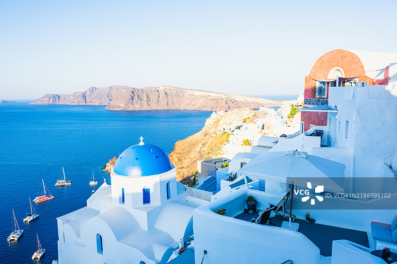 希腊沃索纳斯高角度俯瞰海边的教堂与晴朗的天空图片素材